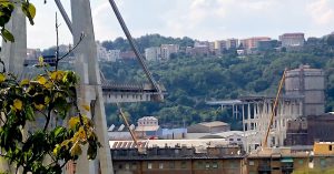 Il_Ponte_Morandi_dopo_il_crollo,_visto_da_Est,_dettaglio